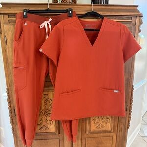 FIGS Technical Collection Scrub Set in Auburn. Great Condition!